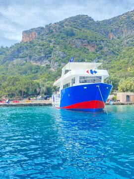 Des supermarchés flottants dans la zone de location de bateaux en Turquie