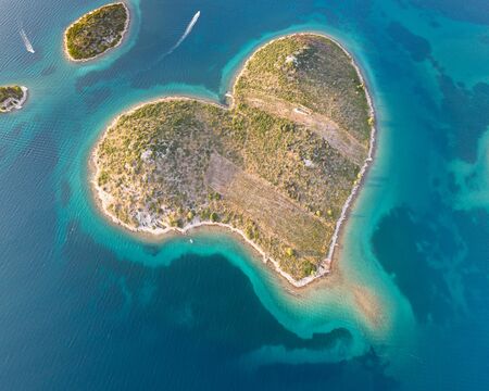 Odkryj Galešnjak, wyspę miłości, czarterując jacht w Chorwacji