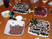 Sushi und roher Thunfischsalat; ein Festtagsessen! - zum Vergrößern klicken