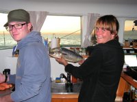 Patricia und Hanno bereiten die Makrele - zum Vergrößern klicken