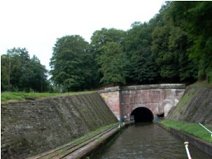 Tunneleinfahrt im Rhein-Marne Kanal