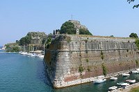 Die Festung von Korfu, hier schaukelt´s beim Ankern mächtig - zum Vergrößern klicken